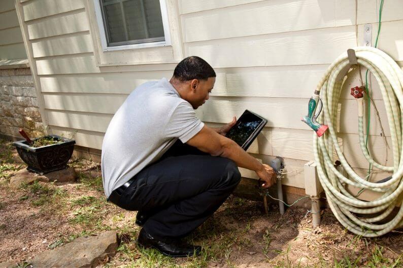 Home inspector investigates crack in a home’s foundation