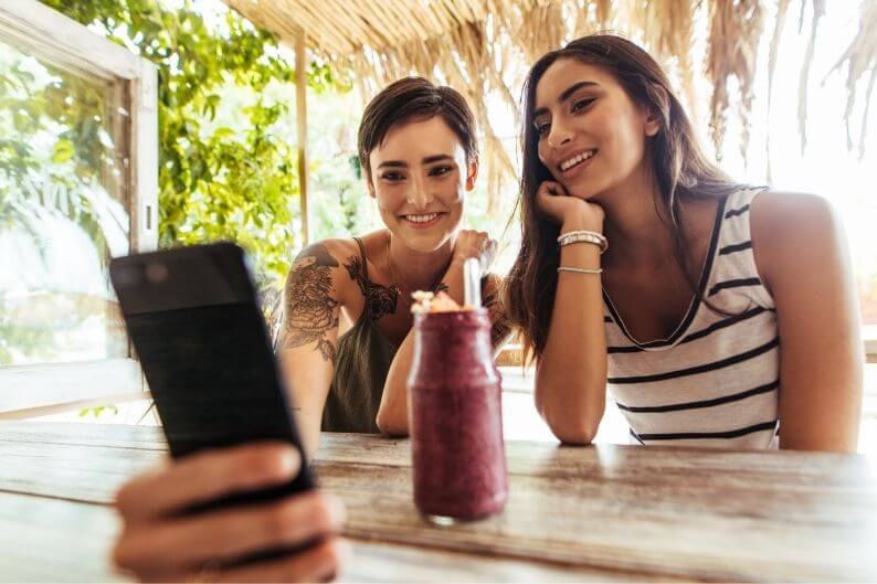 Patrons of a smoohie bar franchise enjoy a fruit smoothie.