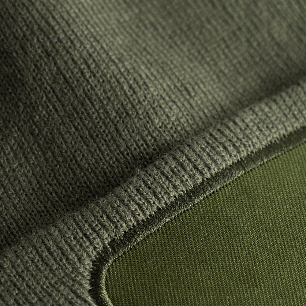 Gebreide muts met label Gebreide muts met label