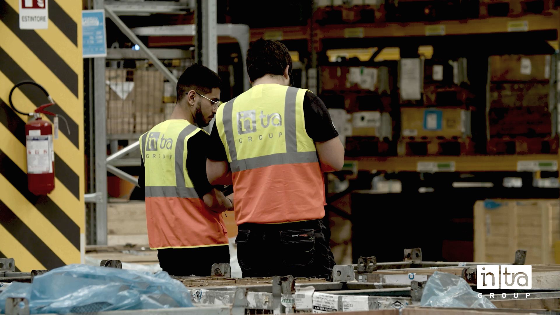 Due addetti ai lavori di Intra Group in magazzino.
