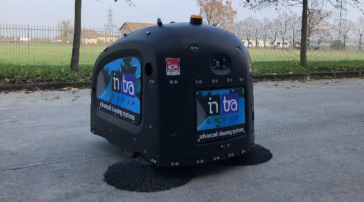 Un robot pulitore automatico "Intra Group" con spazzole circolari.