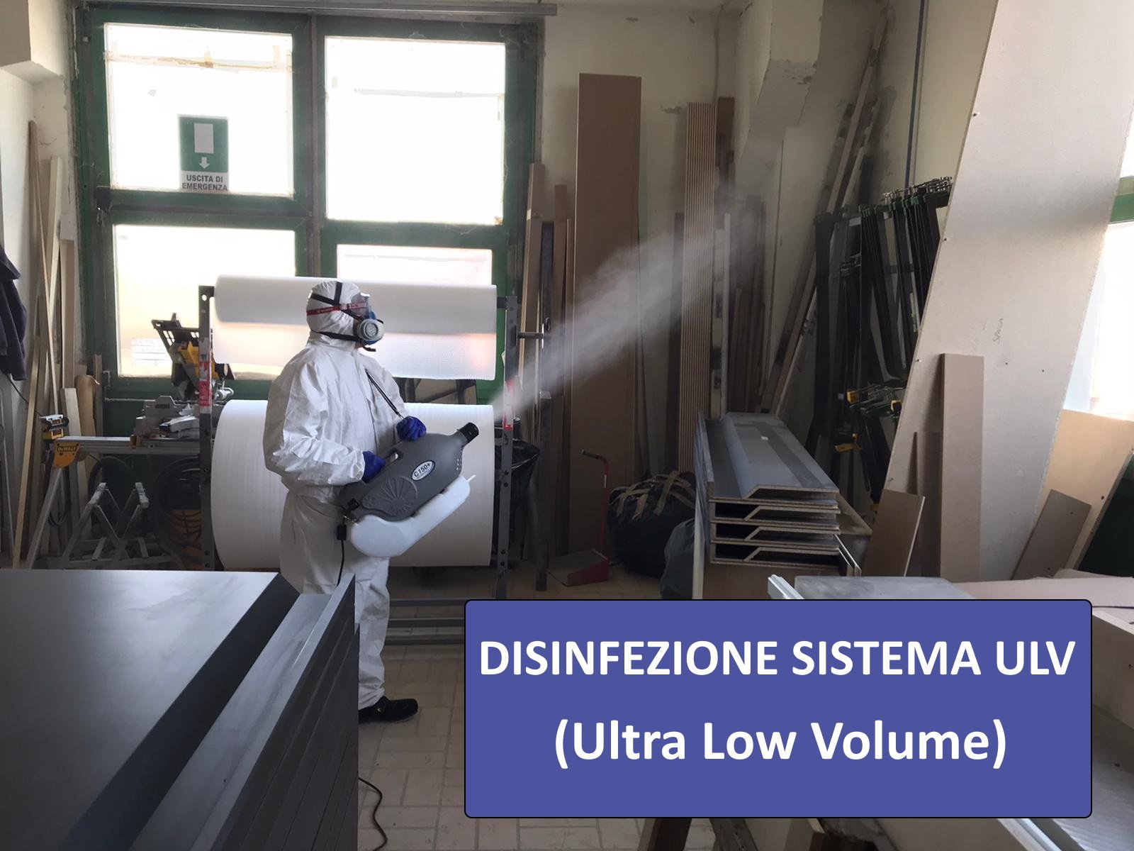 Disinfezione con sistema ULV (Ultra Low Volume). Un operatore in tuta protettiva sta nebulizzando un disinfettante in un ambiente di lavoro.