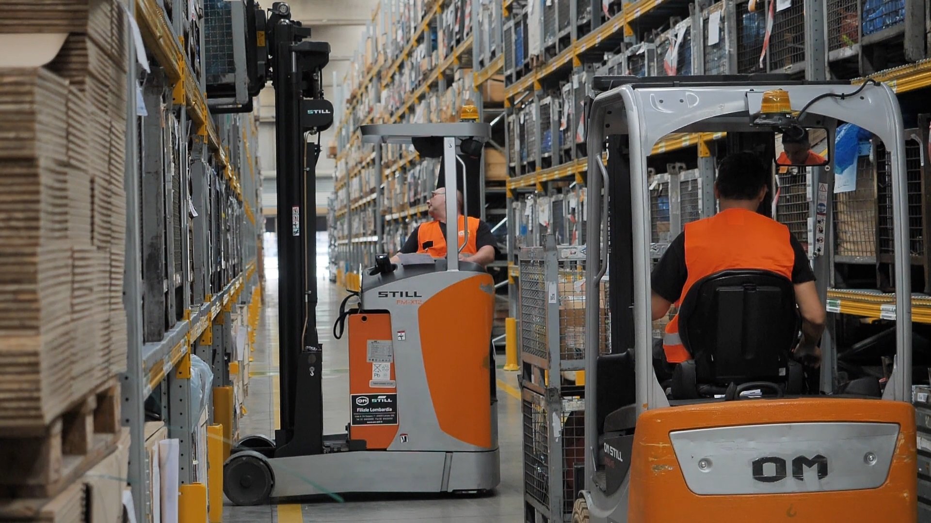 Magazzino e carrelli elevatori.