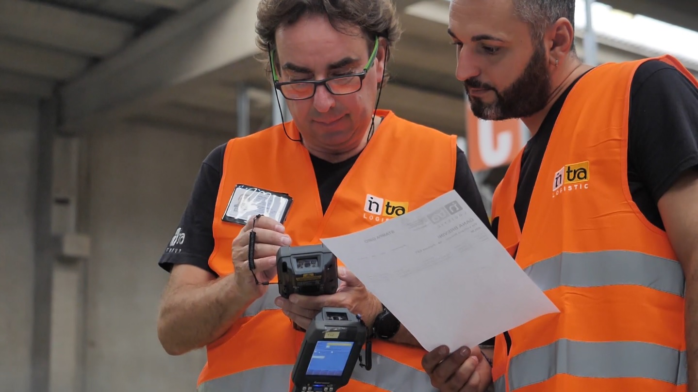 Due addetti alla logistica controllano i codici.