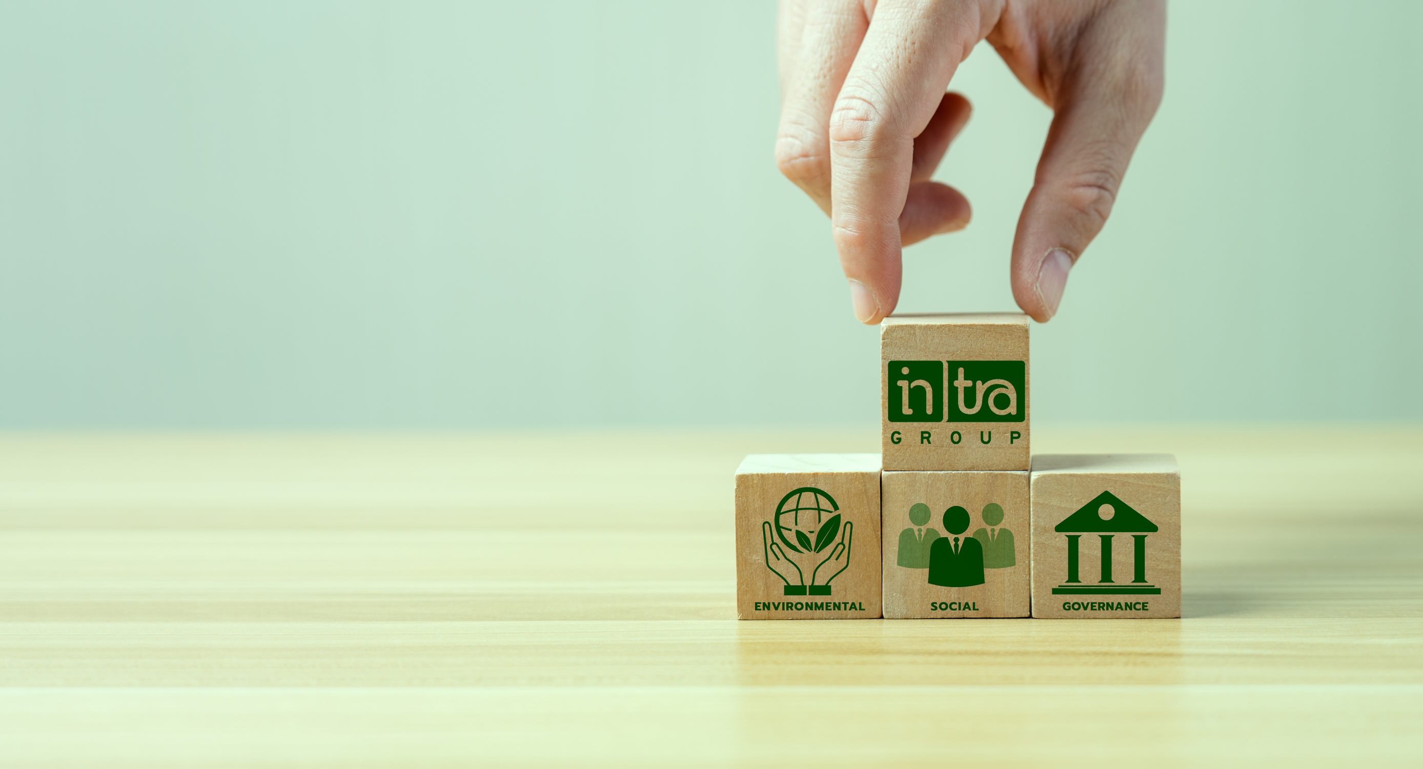 Un set di blocchi di legno con icone ESG che simboleggiano i fattori ambientali, sociali e di governance.