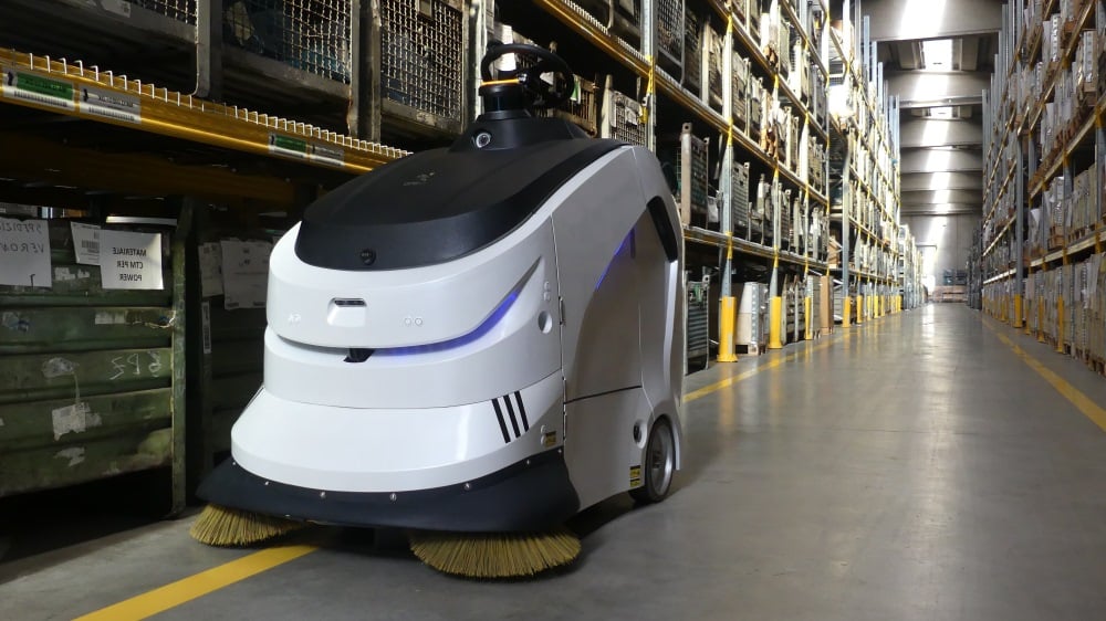 Un robot pulisce un magazzino.