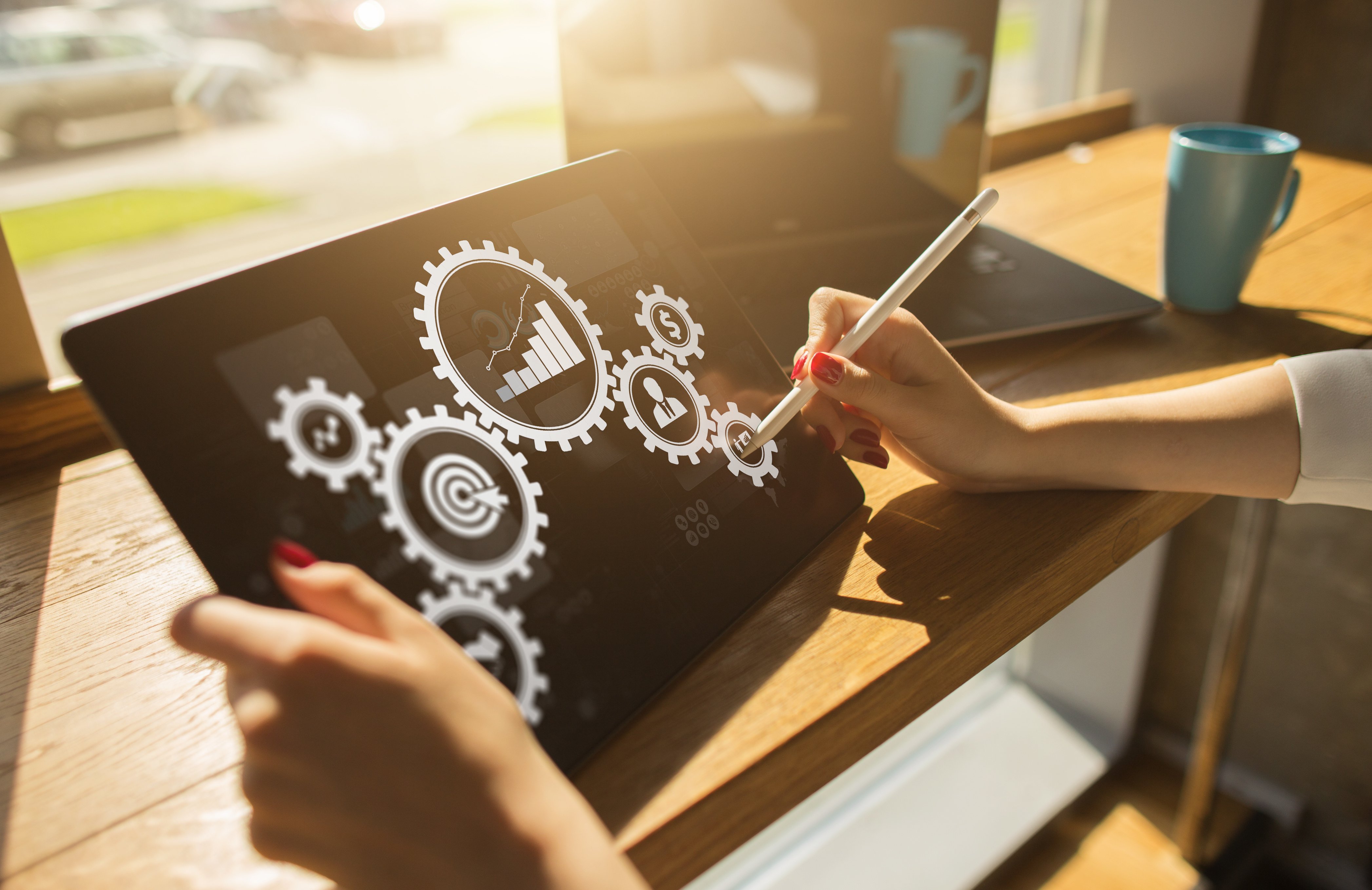 Mani che utilizzano un tablet con diagrammi aziendali.