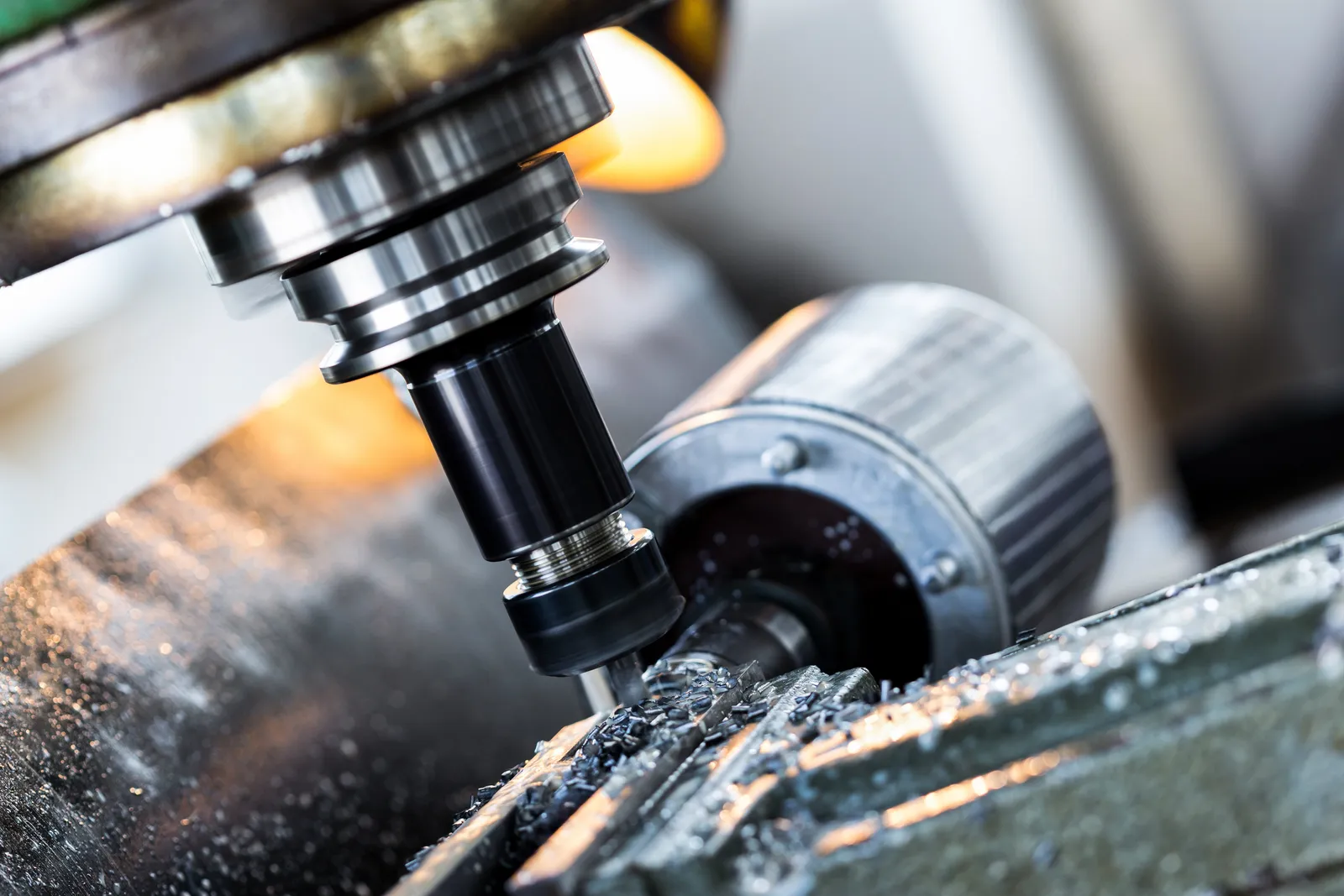 Lavorazione di precisione del metallo. Un tornio CNC in azione.