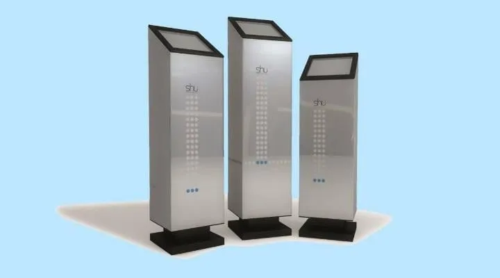 Tre totem digitali "shu" su sfondo azzurro.
