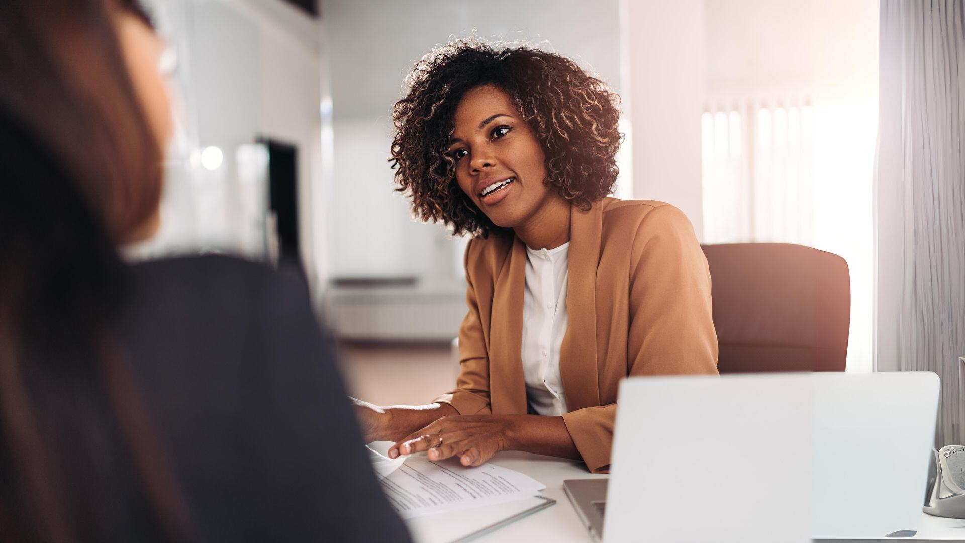Riunione d'affari. Una donna parla con un'altra persona.