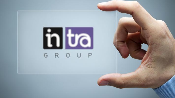 Mano che tiene un display trasparente con il logo Intra Group.