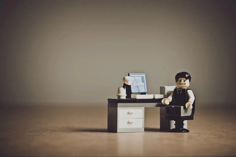 Un Lego omino in ufficio sembra sopraffatto.
