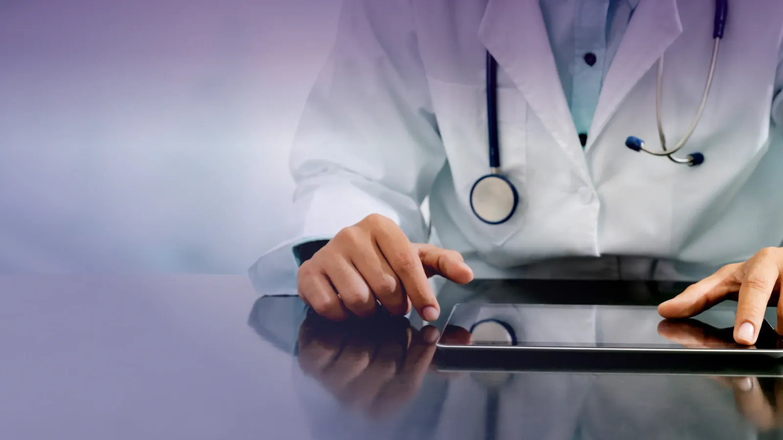 welfare_header.webp Medico che utilizza un tablet.