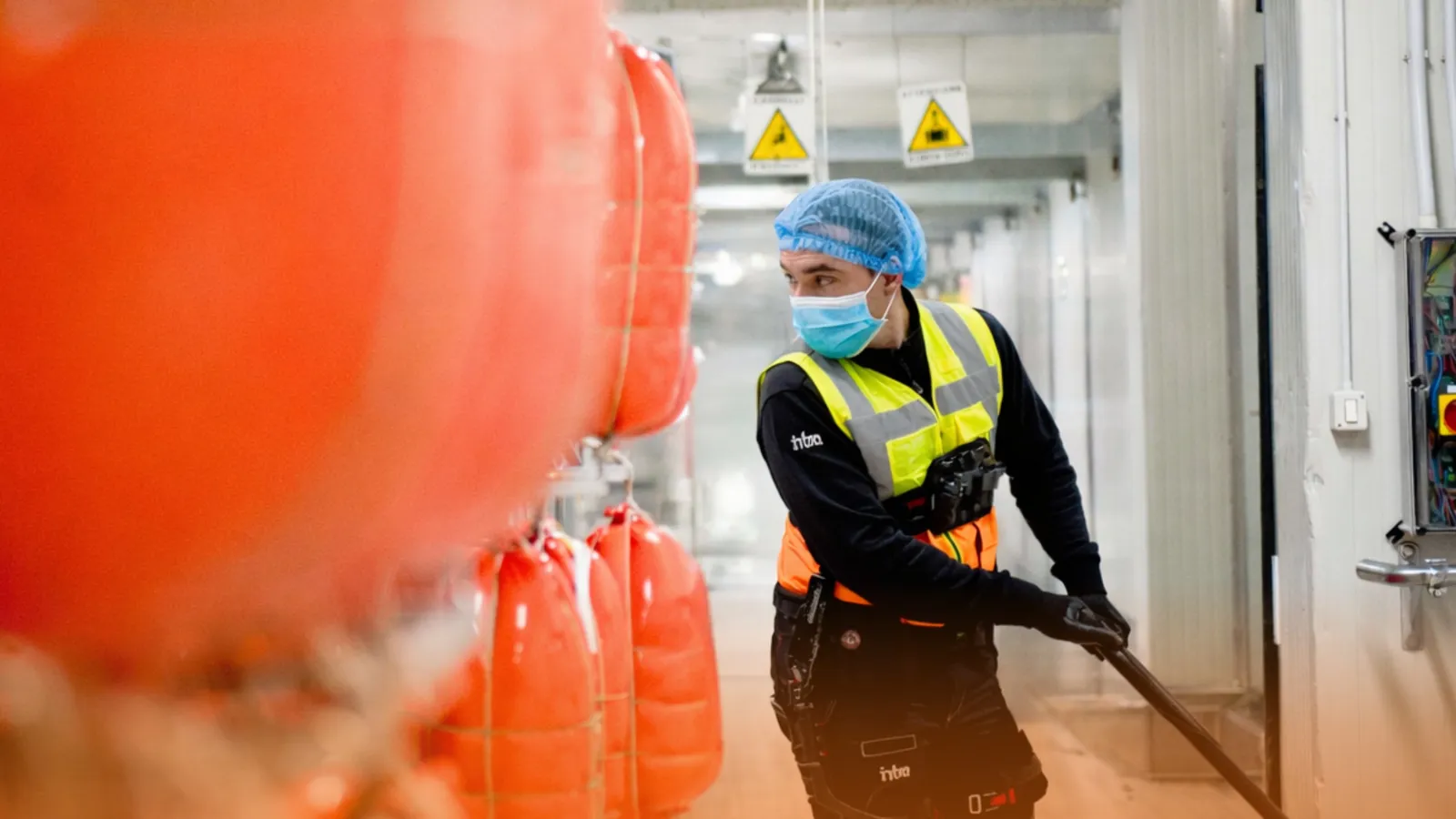 Gestione sicura dei flussi alimentari in magazzino refrigerato con personale formato e controllo operativo