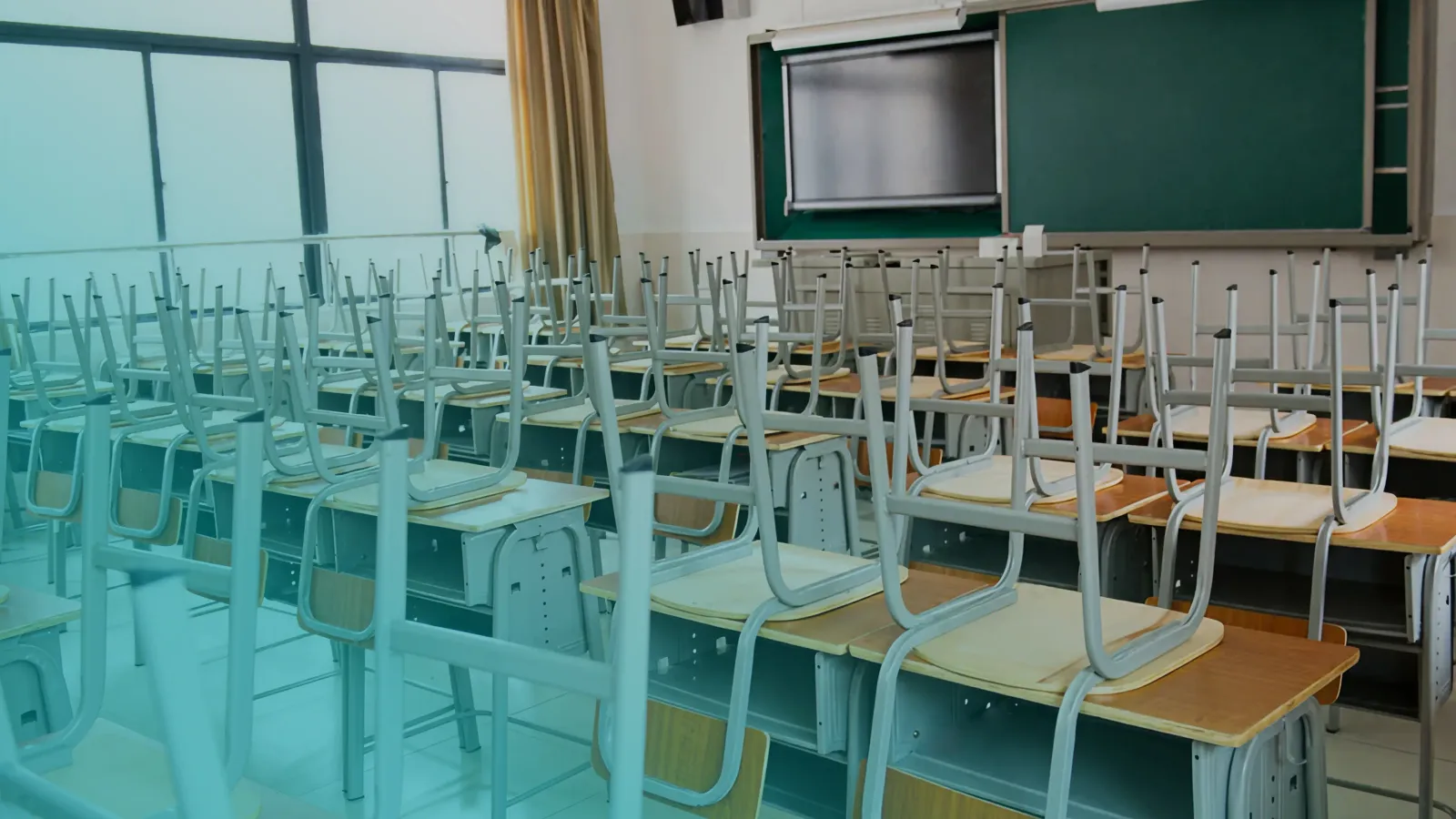 Aula vuota con sedie sui banchi.
