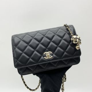 AP1450. CRUSH WALLET ON CHAIN. BLACK LAMBSKIN. RFID