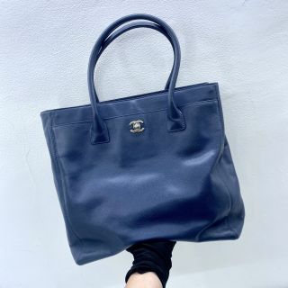 CAVIAR SKIN TOTE