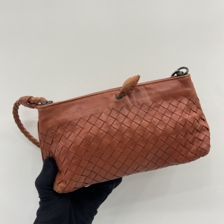 BOTTEGA VENETA  BAG INTRECCIATO HAND POUCH (OUTLET) PIG SKIN