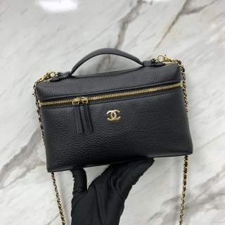 CHANEL BAG AP5347 CHANEL MÉTIERS D'ART 2026 COLLECTION GRAINED CALFSKIN LARGE VANITY WITH CHAIN BLACK MICROCHIPPED P97CP7H3