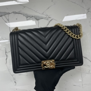 CHANEL BAG BOY CHEVRON LAMBSKIN MEDIUM 28CM BLACK GHW NO.23 W/CARD