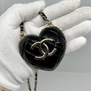 CHANEL FASHION JEWELRY RESIN CC HEART CROSSBODY LOCKET 22K