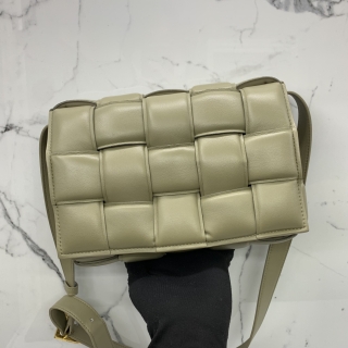 BOTTEGA VENETA BAG INTRECCIATO PADDED PILLOW CASSETTE MEDIUM SHOULDER