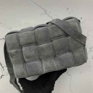BOTTEGA VENETA BAG PADDED PILLOW CASSETTE MEDIUM SHOULDER SUEDE GREY