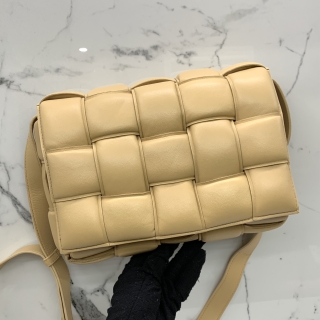 BOTTEGA VENETA BAG INTRECCIATO PADDED PILLOW CASSETTE MEDIUM SHOULDER BROWN SHW