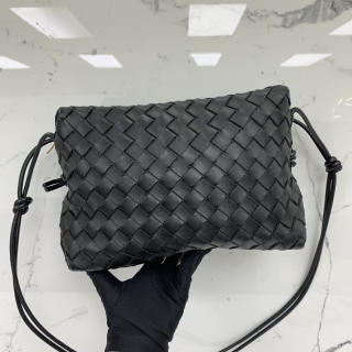 BOTTEGA VENETA BAG LOOP MEDIUM INTRECCIATO BLACK