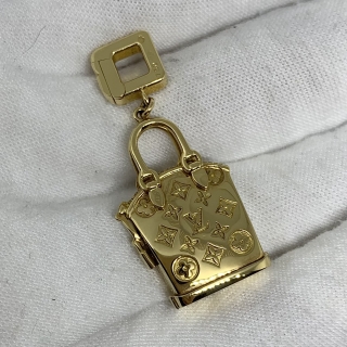 LOUIS VUITTON FINE JEWELRY  750 BAG CHARM 12.1G KFB582
