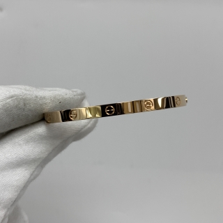 CARTIER FINE JEWELRY BRACELET LOVE BRACELET, ONE SINGLE SCREW CLOSURE, RG750  MEDIUM #18 FULL SET (YEAR 2025) 26.49G