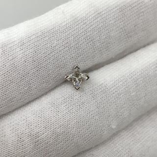 LOUIS VUITTON FINE JEWELRY EARRINGS Q06418 LV DIAMONDS STUD, LV MONOGRAM STAR CUT - PER UNIT/ONE SIDE 1.1G I34627