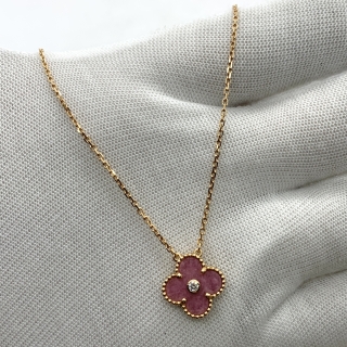 VAN CLEEF & ARPELS FINE JEWELRY NECKLACE VINTAGE ALHAMBRA HOLIDAY 2021 PINK SERVES PORCELAIN 6.4G FULL SET JC599048