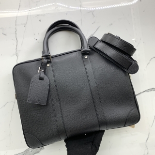 LOUIS VUITTON SLG TAIGA M30925 PORTE-DOCUMENTS VOYAGE PM RFID