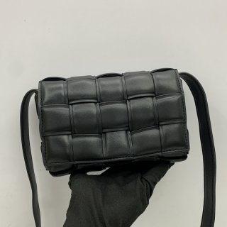 BOTTEGA VENETA BAG CASSETTE PILLOW PADDED SHOULDER BLACK 18CM