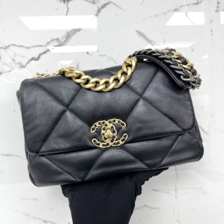 CHANEL BAG CHANEL19 SMALL BLACK MICROCHIP