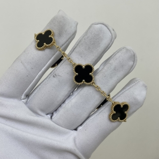 VAN CLEEF & ARPELS FINE JEWELRY BRACELET VCARA41300 VINTAGE ALHAMBRA 5 MOTIF ONYX AU750 10.95G JB648848 FULL SET 2020