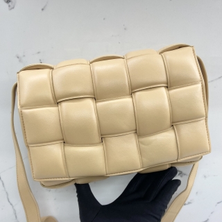 BOTTEGA VENETA BAG PADDED PILLOW CASSETTE MEDIUM SHOULDER BEIGE