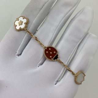 VAN CLEEF & ARPELS FINE JEWELRY BRACELET LUCKY SPRING BRACELET, 5 MOTIFS, 11.36G 2022 W/CERT AND BOX JD561571