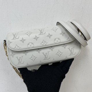 LOUIS VUITTON BAG PERFERATED MONOGRAM FLOWER RING WALLET ON CHAIN IVY WHITE RFID