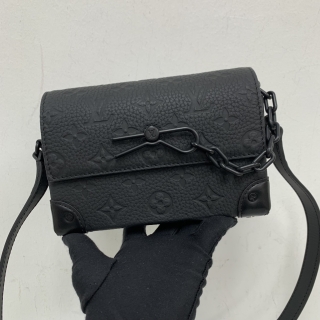 LOUIS VUITTON BAG TAURILLON M81746 STEAMER WEARABLE WALLET RFID