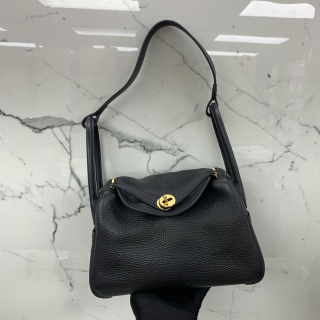 HERMES BAG LINDY 26 TAURILLOM CLEMENCE NOIR GHW K STAMP