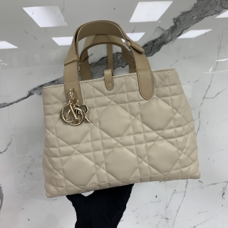 DIOR BAG CANNAGE M2821 MEDIUM DIOR TOUJOURS BAG, TWO TONE BEIGE/LATTE MACROCANNAGE CALFSKIN (W POUCH)