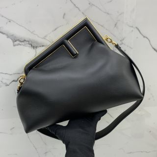 8BP127 FIRST BAG BLACK MEDIUM