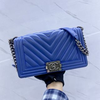 A67086 CHEVRON CALFSKIN BLUE NO. 22 MEDIUM CHAIN SHOULDER