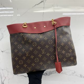 Louis Vuitton Pallas Shopper in Monogram Canvas