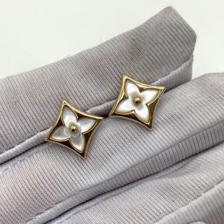 Q96426 COLOUR BLOSSOM STAR EAR STUDS*2 WHITE MOP RG750 3.8G