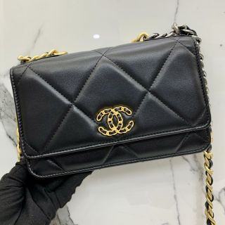 Chanel 19 Wallet on Chain