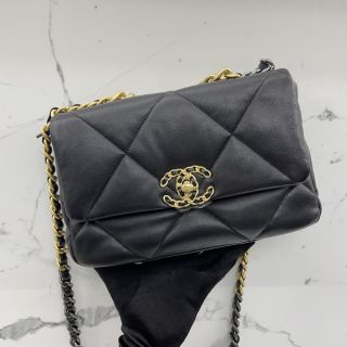 Small Chanel 19