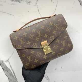 Louis Vuitton Pochette Metis in Monogram